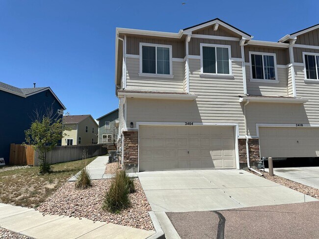 Building Photo - 2 Bed 3 Bath Townhouse with  2 Car Attache...