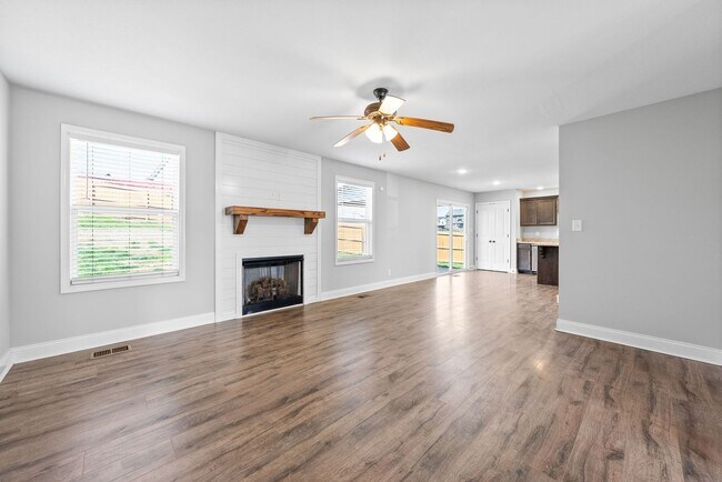 Building Photo - 3 Bedroom Home For Rent Near Ringgold Rd!