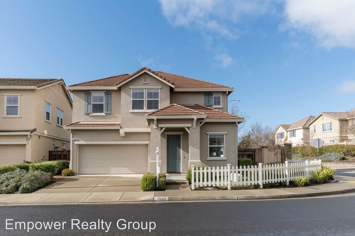 Primary Photo - 4 br, 2.5 bath House - 5068 Escalon Cir.