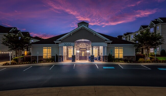 Vistas del exterior al atardecer de West End en Fayetteville en Fayetteville, NC - West End at Fayetteville