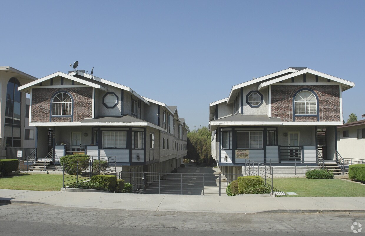 Foto principal - 361-363 S Arroyo Dr