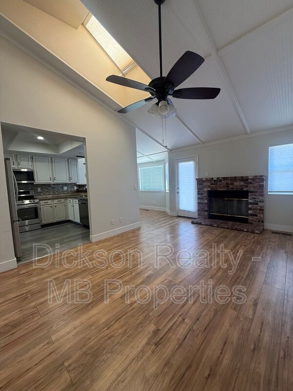 Foto del edificio - 994 Wheatland Ct
