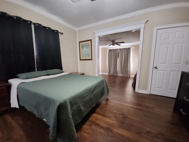 Building Photo - 4515 Lincoln Ave