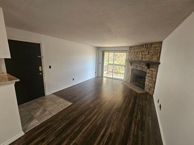 Building Photo - Bright Top-Floor Corner Condo on Powerline Trail – 1 Bed / 1 Bath