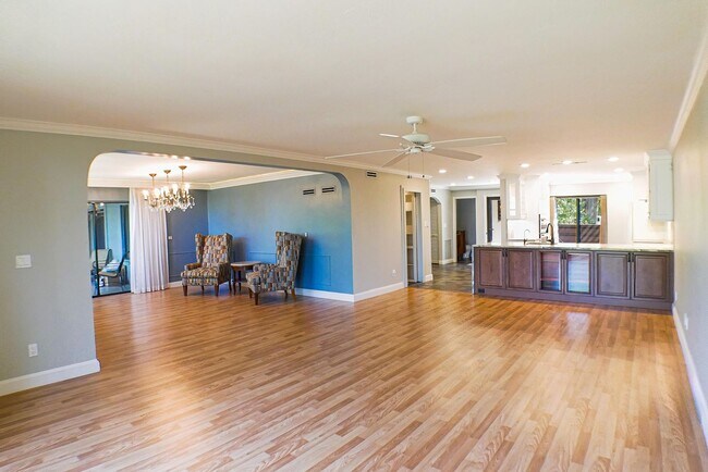 Foto del edificio - RARE ON MARKET , 2+den 2 1/2 bath overview...
