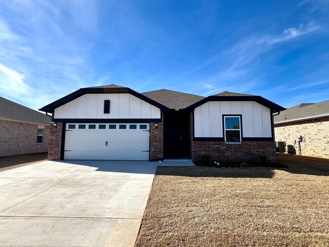 Building Photo - 3 Bedroom 2 Bathroom 2 Car Garage Home in ...