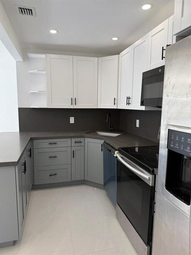 Foto del edificio - 1054-1058 SW 2nd Street 1056, Hallandale Beach, FL 33009