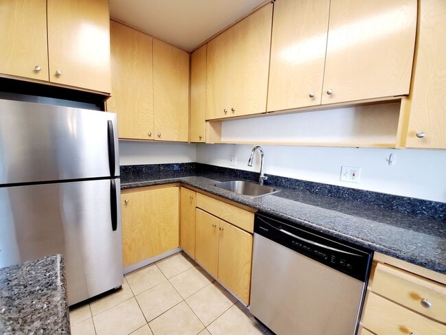Building Photo - Top floor Woodlake unit with lake view