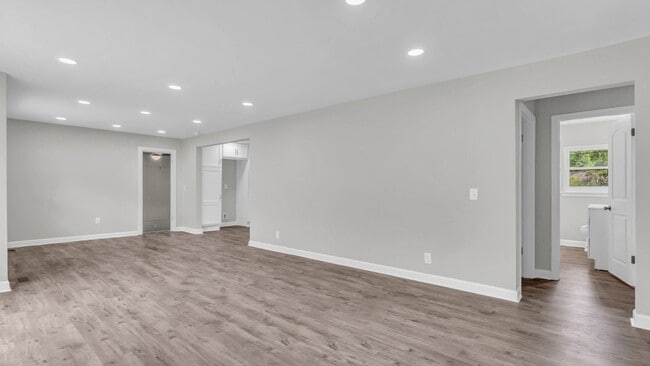 Building Photo - 3 bedroom East Ridge Home!