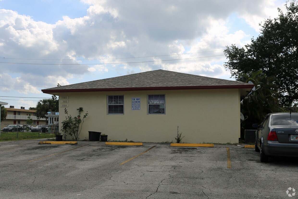 Foto del edificio - 3384 Lynwood Dr
