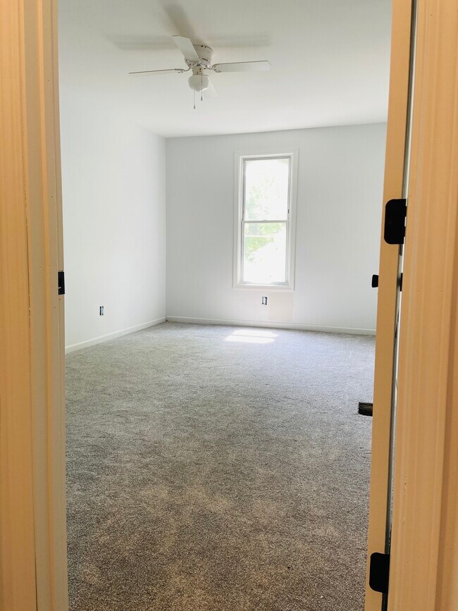 Master bedroom - 127 W Barnes Ave