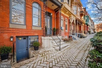 Building Photo - 1910 Mt Royal Terrace