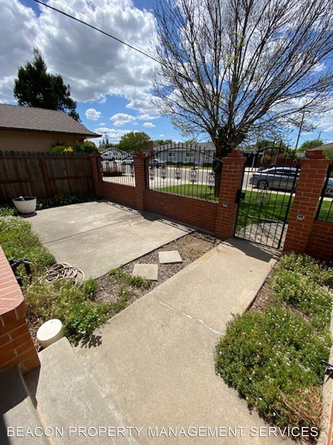 Building Photo - 3 br, 2 bath House - 110 S. LOMA DRIVE