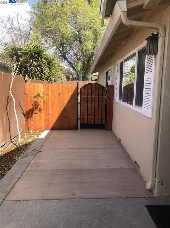 Foto del edificio - 7307 Glenoaks Way
