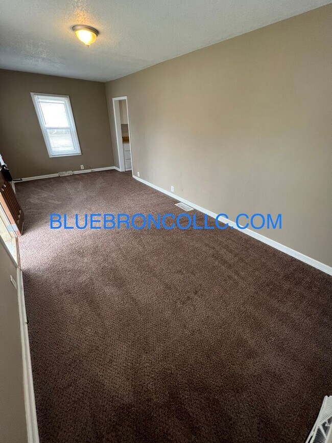 Foto del edificio - Nice two bedroom house with nice hardwood ...