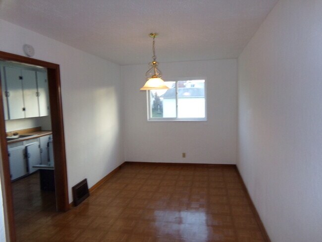 Building Photo - Clean 2 Bed 1 Bath Fairborn Home!