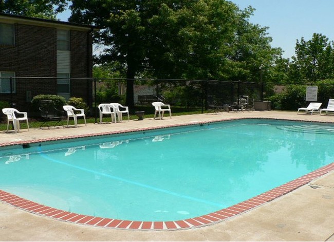 Piscina y solario - Yorktowne Apartments