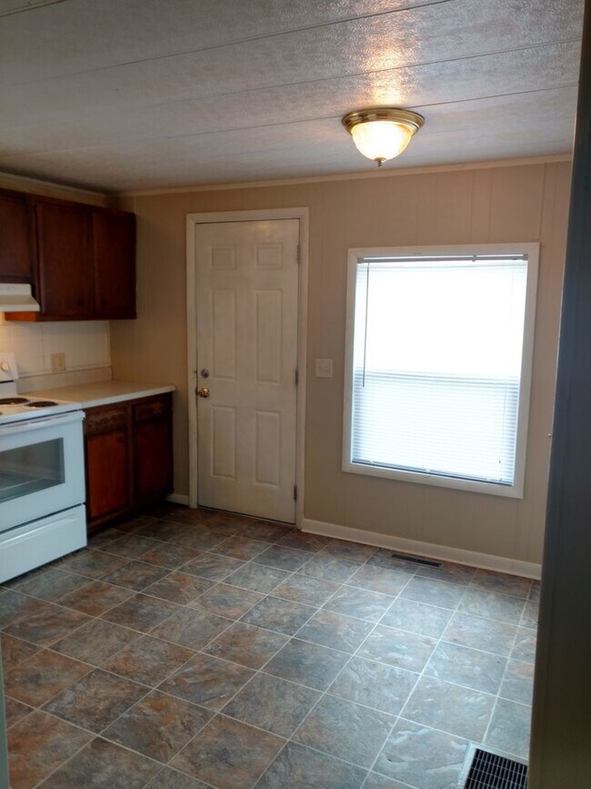 202 4th St SE Unit 1, Waverly, IA 50677 Room for Rent in Waverly, IA