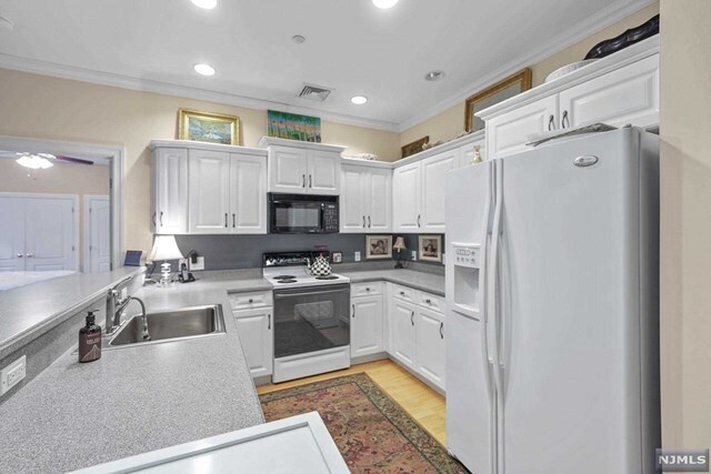 Building Photo - 3202 Rio Vista Dr