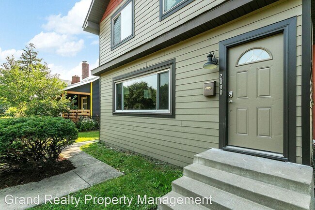 Building Photo - 5 br, 2 bath House - 2090 Roblyn Ave