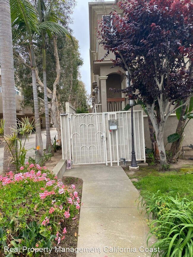Building Photo - 3 br, 3 bath House - 320 E Imperial Avenue...