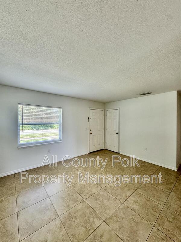 Foto del edificio - 2415 S Crystal Lake Dr