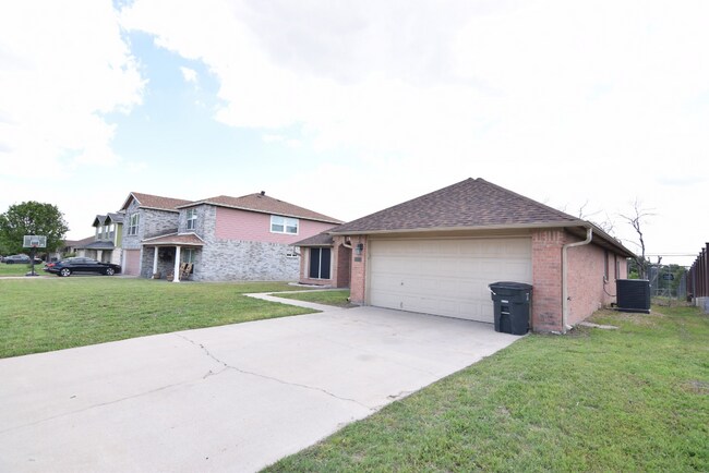 Building Photo - 5411 Teal Dr