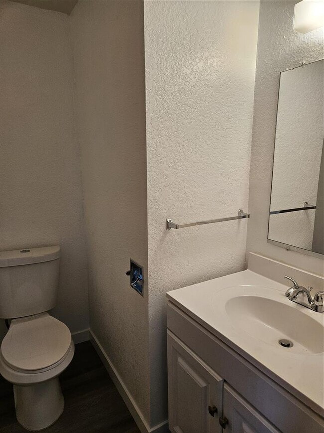 Building Photo - Remodeled 2/1.5 Townhome in a Quiet Fourplex