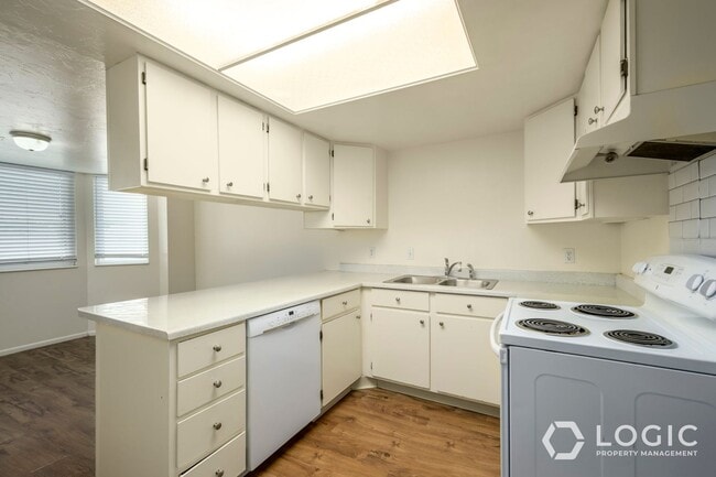 Foto del edificio - End Unit Townhome!