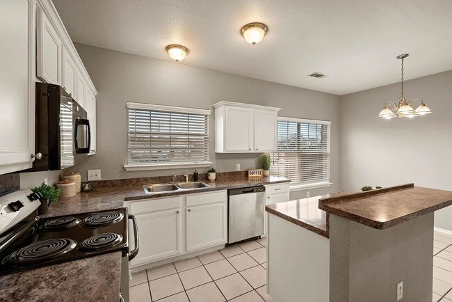 Foto del edificio - Light-Filled 3-Bedroom Home with Updated K...