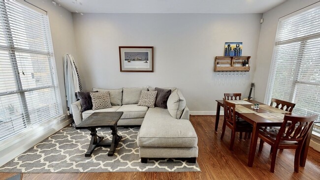 Foto del edificio - 2061 Atherton Heights Ln