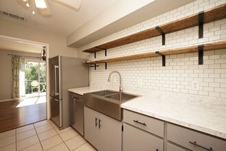 Building Photo - 116 Country Club Dr