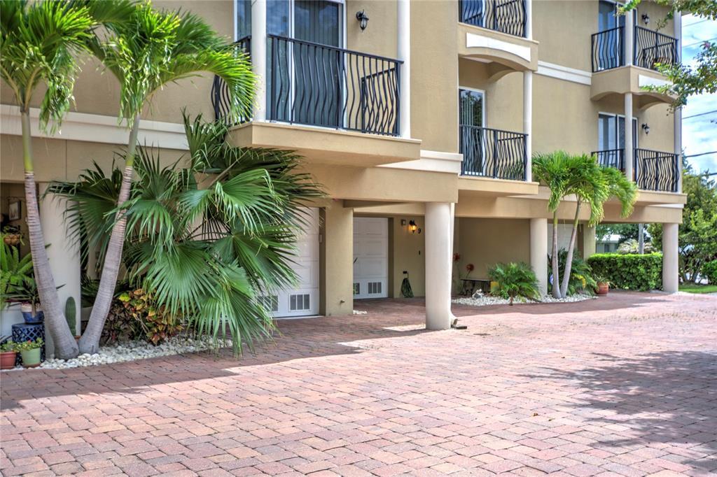 Primary Photo - 300 Capri Blvd