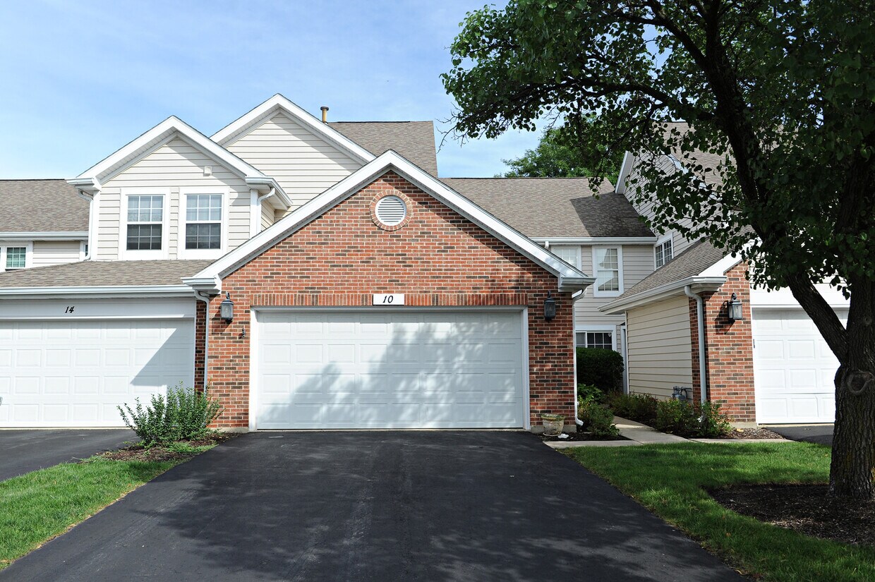 Primary Photo - 10 Whitman Dr