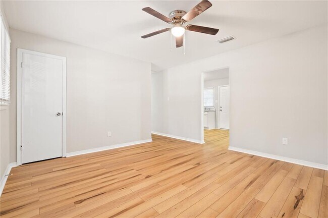 Foto del edificio - 1405 Middle Ring Rd