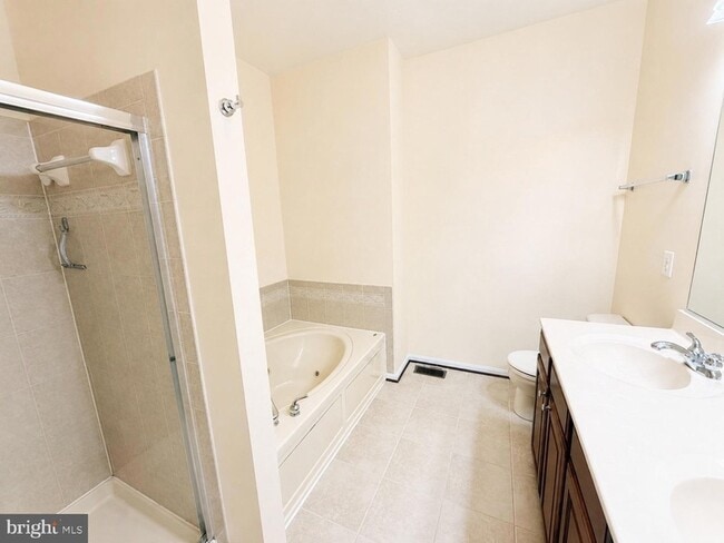 Building Photo - 420 Azra Ct
