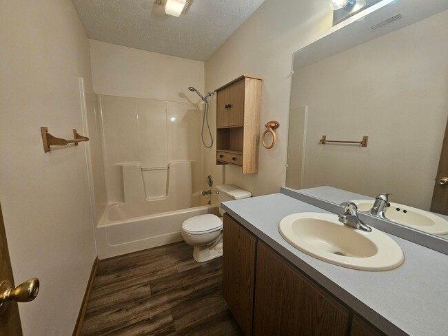 Building Photo - 2 Bedroom 1.5 Bath Ravenna Ohio
