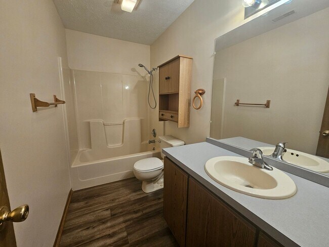 Foto del edificio - 2 Bedroom 1.5 Bath Ravenna Ohio