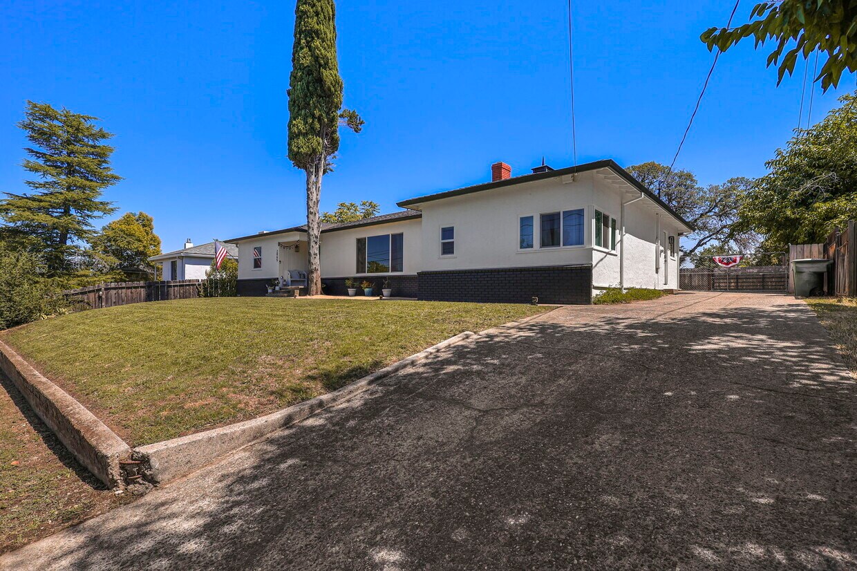 Primary Photo - 2065 Gold St