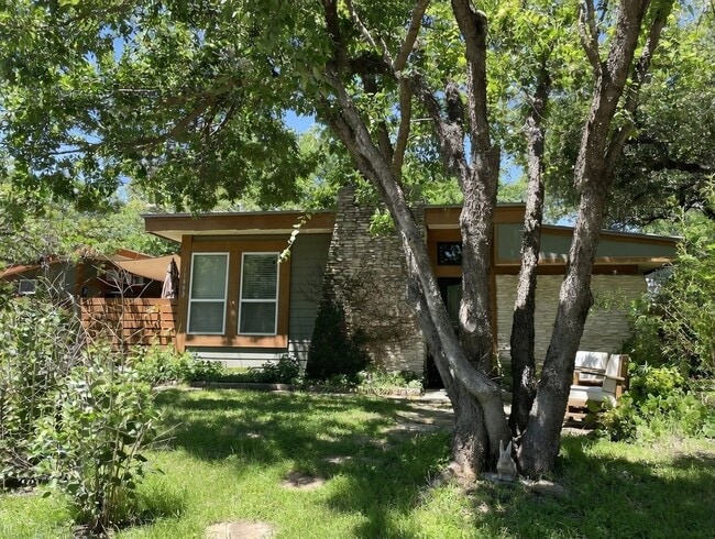 Building Photo - 11002 Lakeside Dr