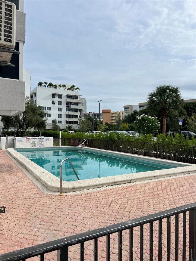 Foto del edificio - 250 180th Dr