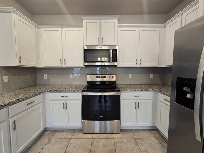 Foto del edificio - RENT REDUCTION - AVAILABLE NOW!