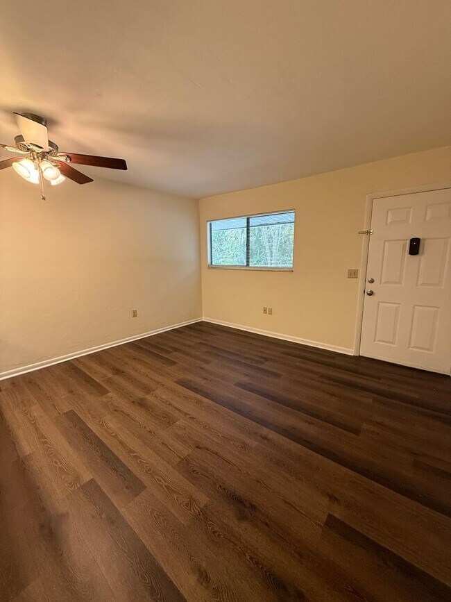 Building Photo - 1/1 in Rustic Springs!