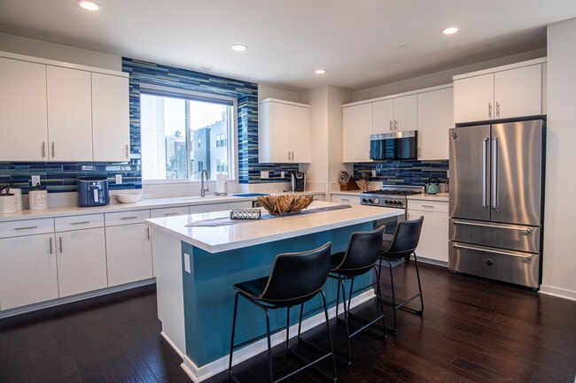 Building Photo - 1562- Vista del Mar Way