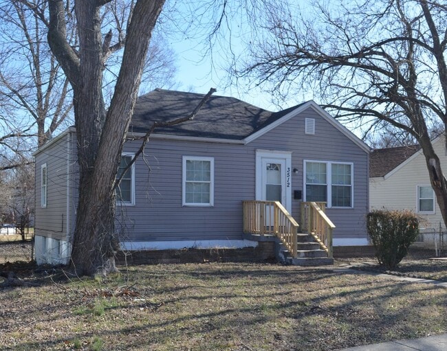 Building Photo - Coming Soon! 2 bed 1 bath in St. Ann
