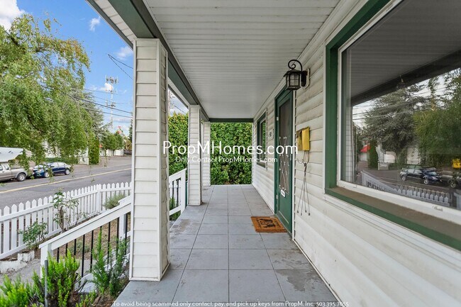 Building Photo - Classic Portland Charmer with Yard & Garag...