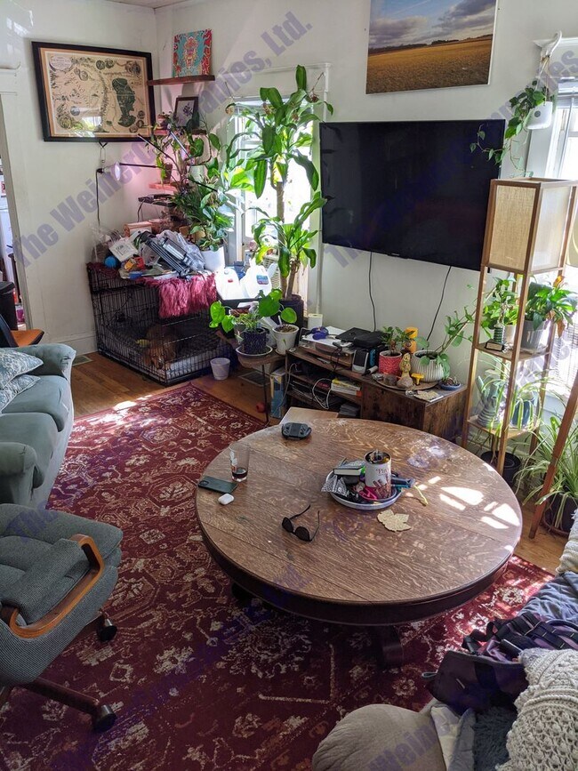 Foto del edificio - Charming 2-Bedroom House with Front Porch ...