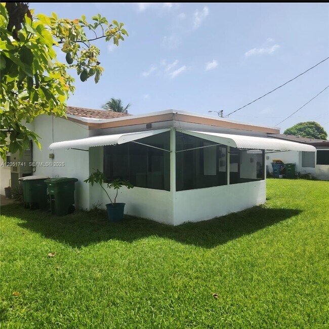 Foto del edificio - 2710 NW 52nd Pl