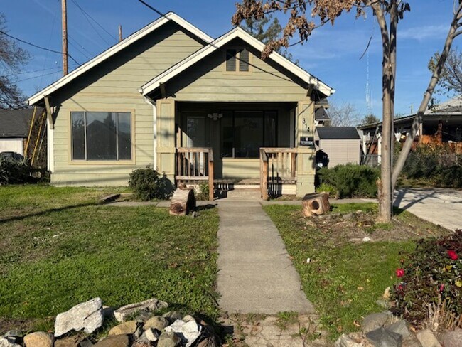 Foto del edificio - COZY CLASSIC HOME WITH FRESH UPDATES AND BUILT-INS