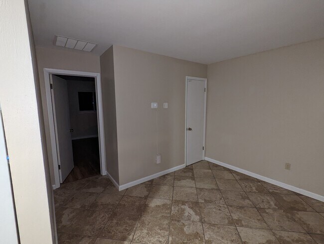 Building Photo - 109 Oxford Avenue, Unit D